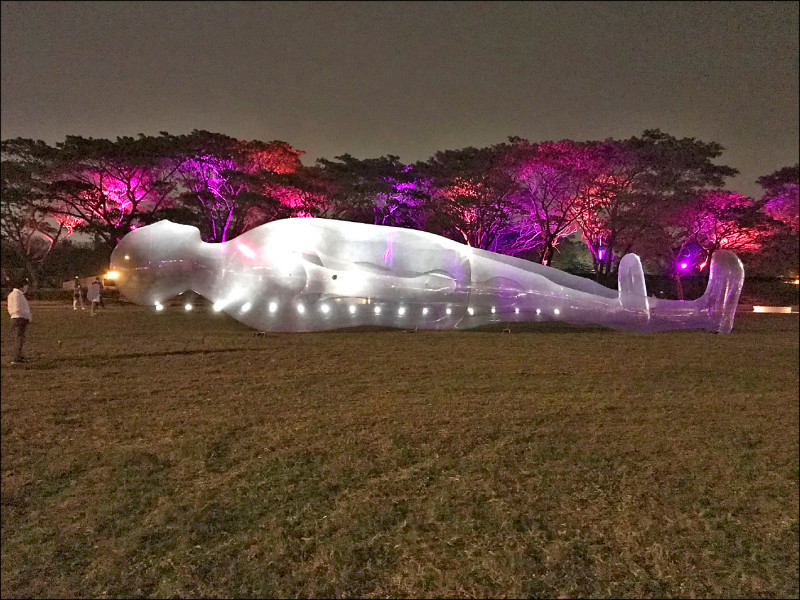 2022台灣燈會在高雄，其中，在衛武營展區的「童趣光樂園」，展出有日本藝術家鈴木康広的作品《空氣人》。（圖：高雄市觀光局提供）