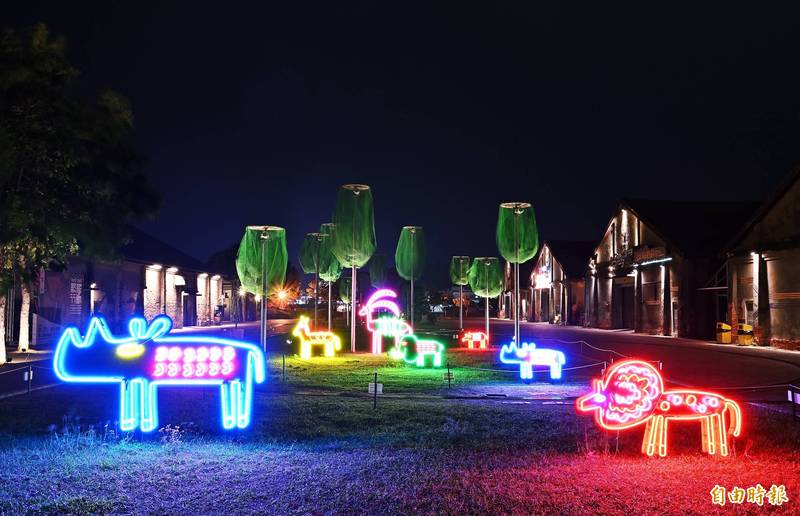 愛河灣「霓光動物園 」，藝術家Cindy Wang透過霓虹燈管做出如彩虹般鮮豔色彩的動物，造型奇幻童趣，視覺效果十足，在草地上吸引著眾人的目光，有如一處可愛迷你的夜間動物園。（記者李惠洲攝）