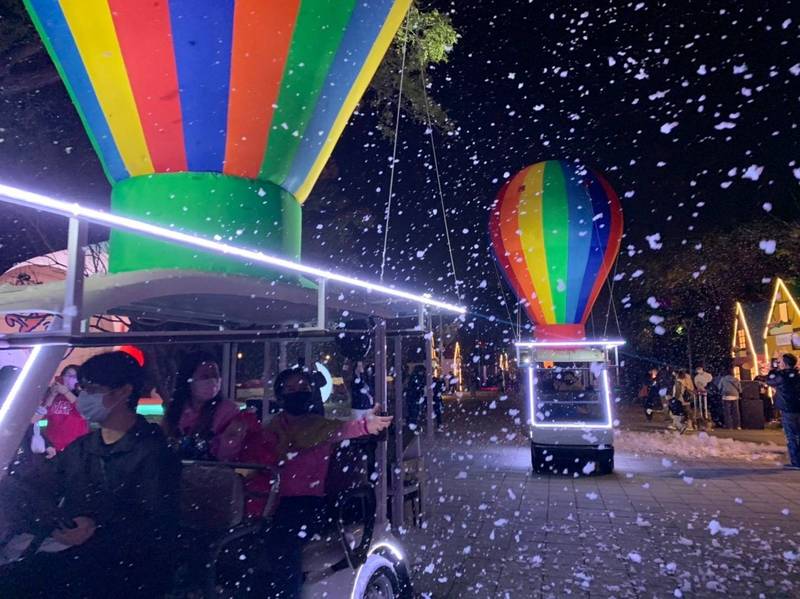 衛武營展區安排熱氣球遊園光車，帶民眾搭車遊燈會（高雄市觀光局提供）