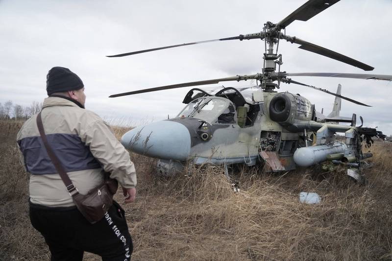 俄羅斯對烏克蘭的設施發動了一連串空襲和導彈襲擊，但俄軍也損失部分軍備，圖為一架俄羅斯Ka-52攻擊直升機遇反擊迫降在基輔近郊的畫面。（美聯社）