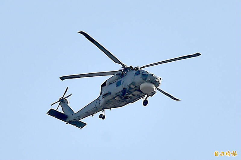 海軍反潛航空大隊今天下午在左營基地進行訓練，其中1架海軍S-70C（M）反潛直升機在降落時發生重落地意外，目前已知機上4人受傷。（資料照）